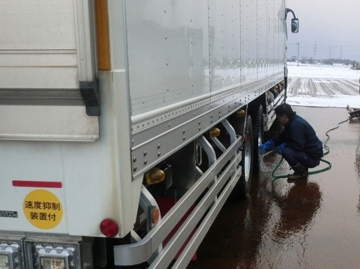 手洗い洗車:定期的な手洗い洗車で車体を磨き、心を磨きます。
