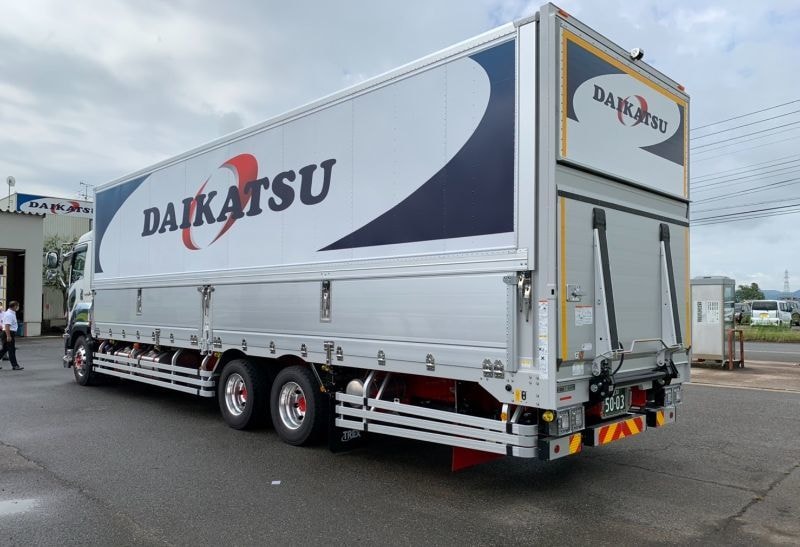 10トンパワーゲート車:荷台後部の昇降機(パワーゲート)を使用し、最大1t迄の貨物を昇降可能です。高い荷役効果に定評があります。