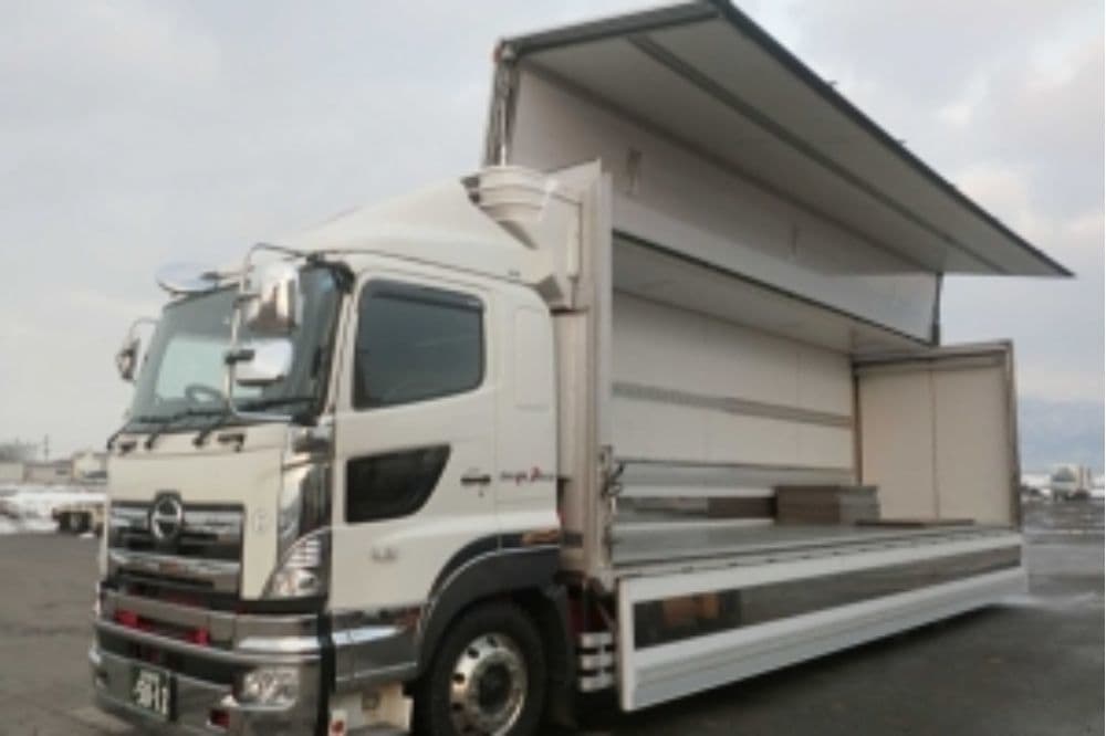 増トンウィング車:大きさを生かした様々な輸送形態に対応し、ウィングの開閉により荷役効果の高さに定評があります。ウィングを開き全天候対応の簡易イベントステージとしても使用できます。